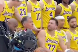 沒想到都報銷了??此前湖人大合照，東契奇里夫斯哥倆打打鬧鬧